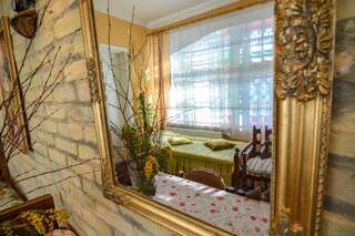 Гостевой дом Villa Magonīte Вентспилс Четырехместный номер с общей ванной комнатой — Цветочный сад-2